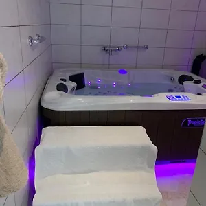 Avec Jacuzzi Hammam Sauna Privatisé Au Rez De Chaussée Ds Maison à à 2 Kilomètres Du Du Bourget En Savoie Entre Chambéry Et Aix Les Bains Cure Thermale Appartement Voglans